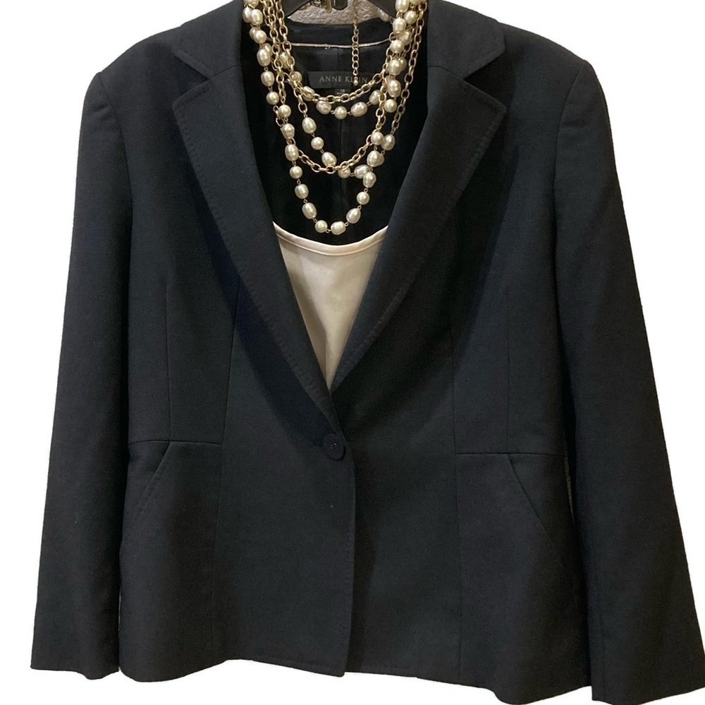 Anne Klein fitted, single breasted tailored navy blazer. Classic style. Size 14